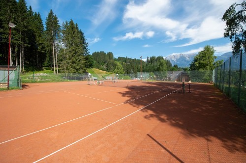 Hauseigener Tennisplatz vor traumhafter Kulisse